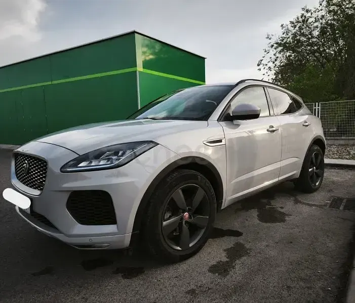 Usado Jaguar E-Pace R-Dynamic 150 CV (110 kW) 2019 Gris / plata SUV