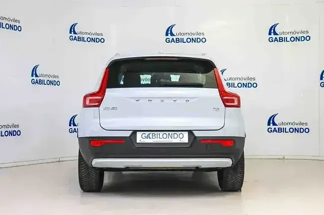 Usado Volvo XC40 Momentum 129 CV (94 kW) 2021 Gris / plata SUV
