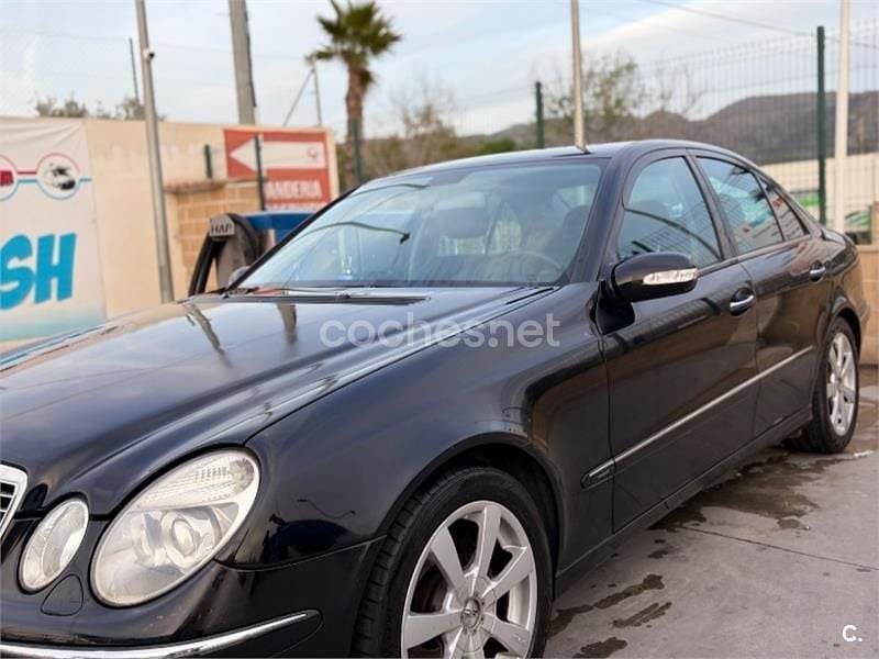 Usado Mercedes E320 Avantgarde 204 CV (150 kW) 2004 Negro Berlina