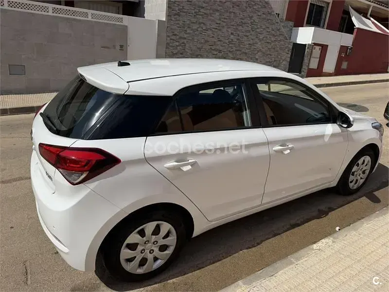 Usado Hyundai i20 84 CV (61 kW) 2018 Blanco Berlina