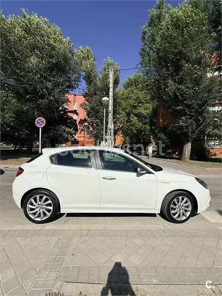 Usado Alfa Romeo Giulietta Distinctive 170 CV (125 kW) 2011 Blanco Utilitario