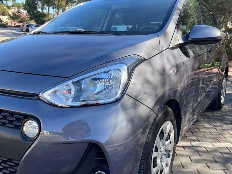 Usado Hyundai i10 87 CV (63 kW) 2017 Gris / plata Utilitario