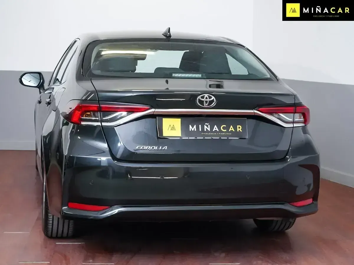 Usado Toyota Corolla Active 122 CV (89 kW) 2022 Negro Berlina