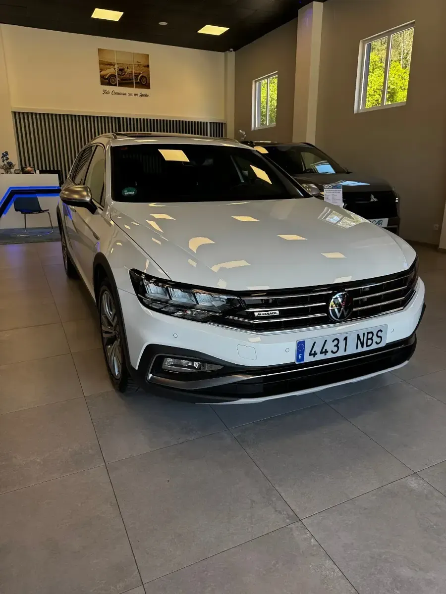 Usado VW Passat Alltrack 200 CV (147 kW) 2022 Blanco Familiar