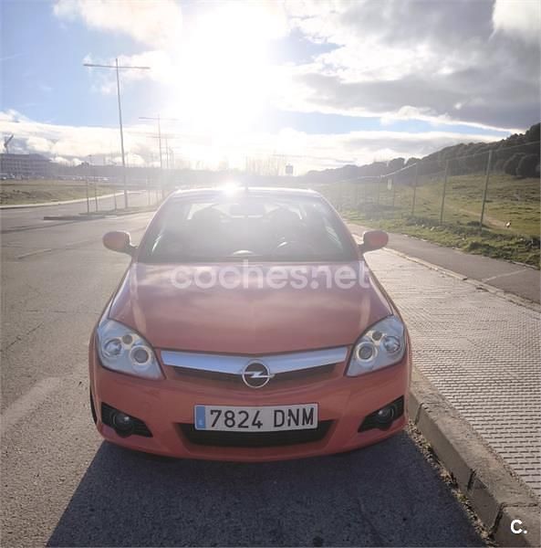 Usado Opel Tigra Sport 70 CV (51 kW) 2005 Rojo Descapotable