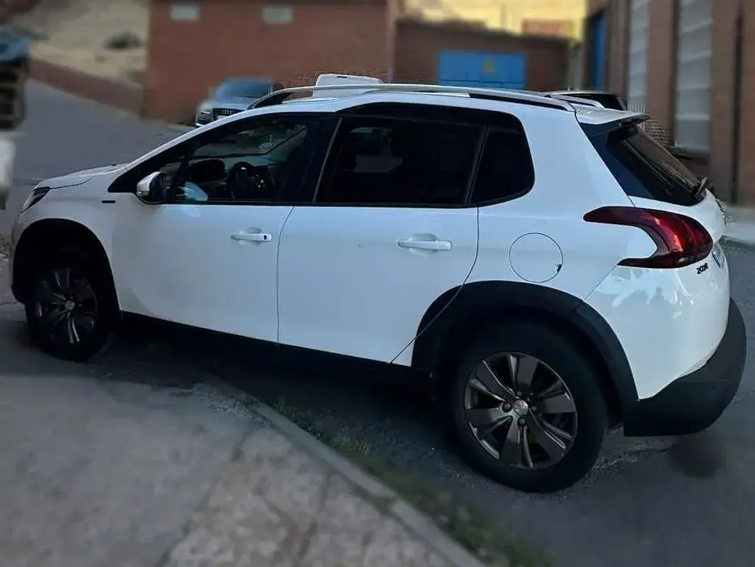 Usado Peugeot 2008 Signature Sky 100 CV (73 kW) 2019 Blanco SUV
