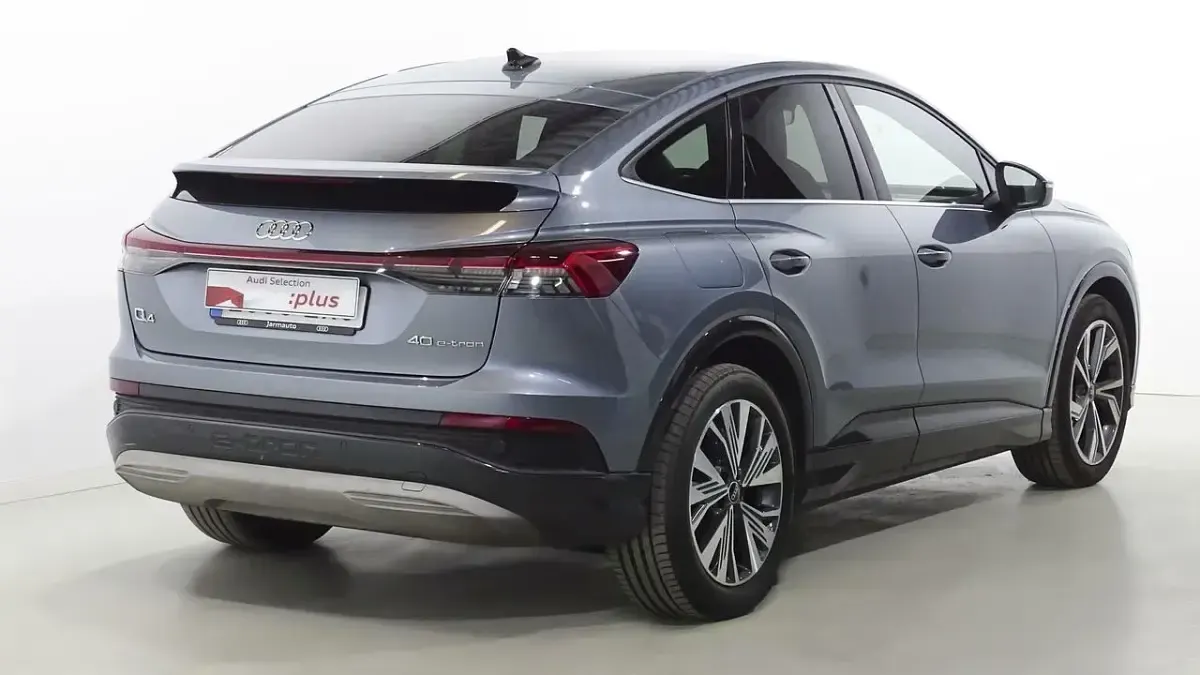 Usado Audi Q4 e-tron Ambiente 150 kW (204 CV) 2022 Azul SUV