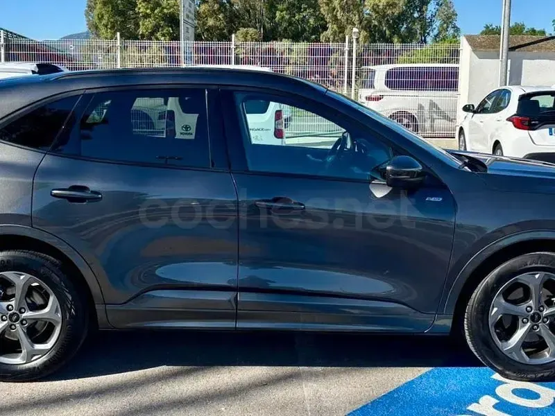 Usado Ford Kuga ST-Line 150 CV (110 kW) 2025 Gris / plata SUV