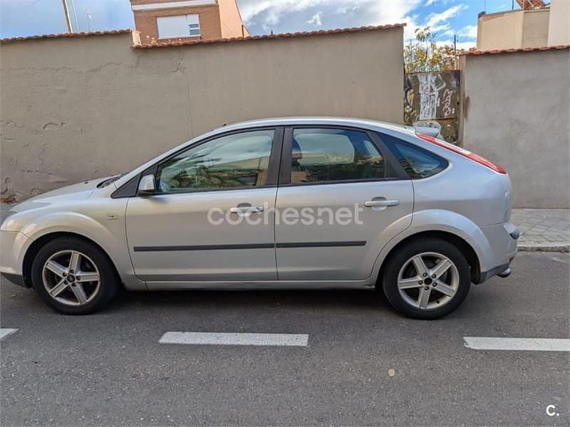 Gris / plata Usado 2007 Ford Focus Ambiente Berlina | 3000 € (Precio justo) - Imagen 1/4