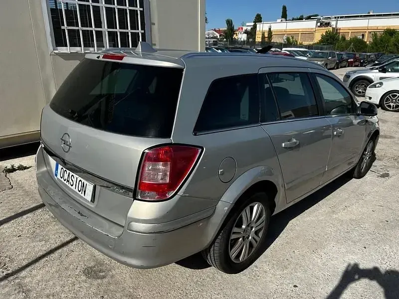 Usado Opel Astra Edition 110 CV (80 kW) 2010 Gris Familiar