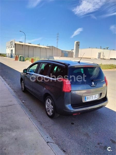 Usado Peugeot 5008 Allure 120 CV (88 kW) 2015 Beige Monovolumen