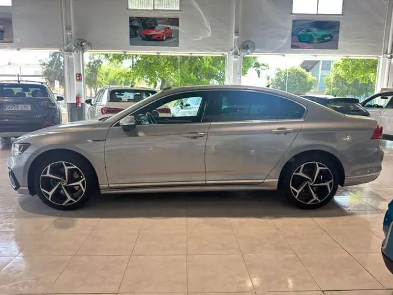 Usado VW Passat R-line 150 CV (110 kW) 2022 Gris / plata Familiar