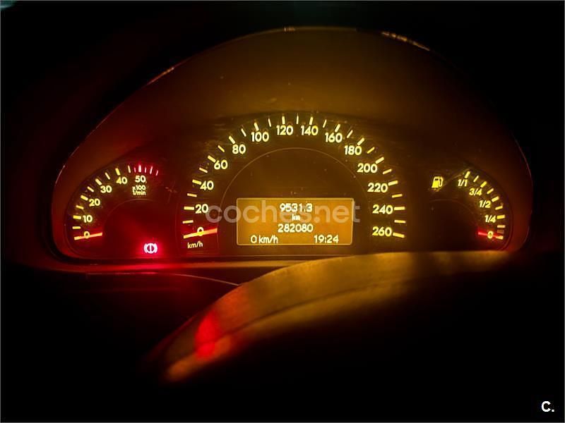 Usado Mercedes C200 Classic 116 CV (85 kW) 2002 Gris / plata Berlina