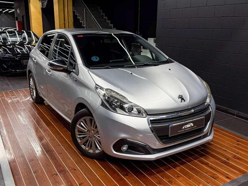 Plateado Usado 2017 Peugeot 208 Access Utilitario | 6500 € (Buen precio) - Imagen 1/4