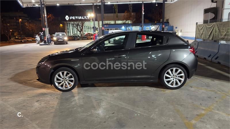 Usado Alfa Romeo Giulietta Distinctive 140 CV (102 kW) 2012 Gris / plata Berlina