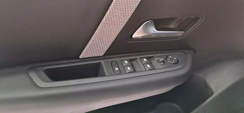 Pintura negra perla negra Usado 2023 Citroën C4 Feel Berlina | 15.380 € (Buen precio) - Imagen 1/1