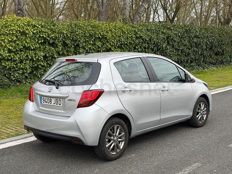 Usado Toyota Yaris Advance 99 CV (72 kW) 2015 Gris / plata Utilitario