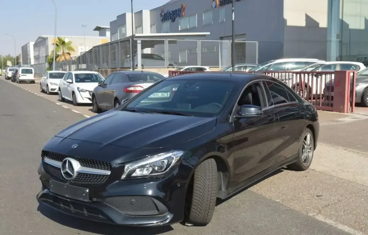Usado Mercedes CLA180 122 CV (89 kW) 2018 Negro Berlina