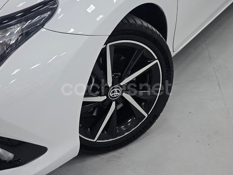 Usado Toyota Auris Hybrid Edition 136 CV (100 kW) 2018 Blanco Berlina