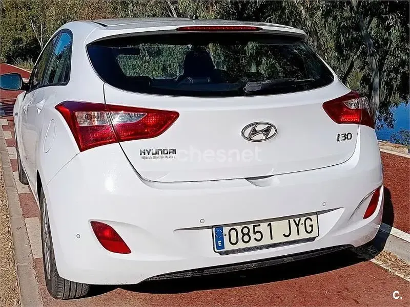 Usado Hyundai i30 100 CV (73 kW) 2017 Blanco Berlina