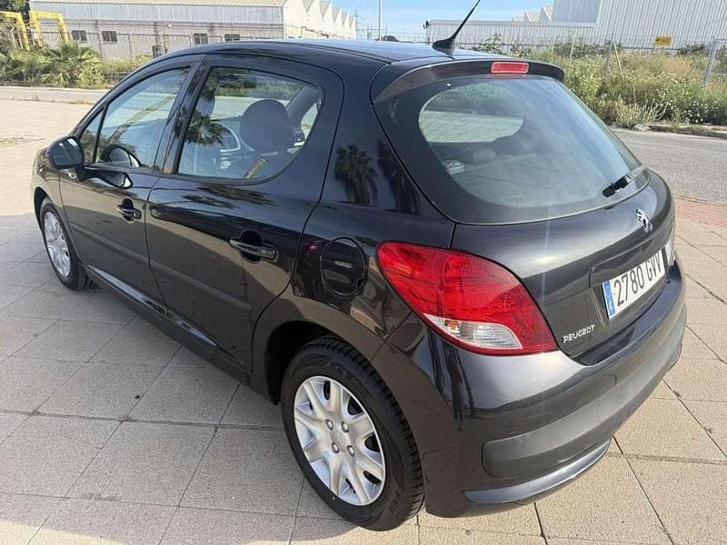 Usado Peugeot 207 70 CV (51 kW) 2010 Negro Utilitario
