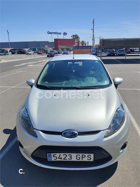 Usado Ford Fiesta Trend 82 CV (60 kW) 2009 Gris / plata Berlina