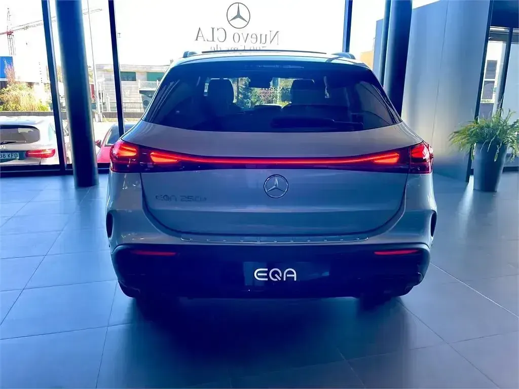 Usado Mercedes EQA250+ 139 kW (190 CV) 2026 Gris SUV