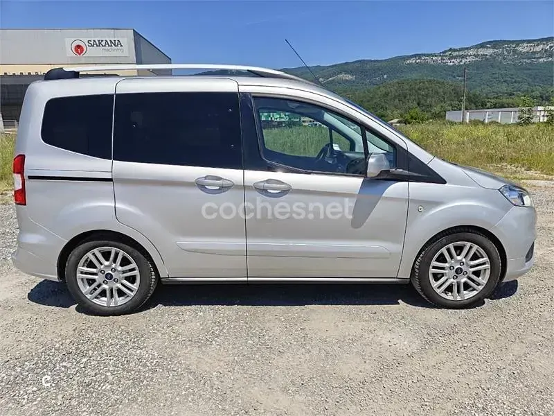 Usado Ford Tourneo Courier Titanium 100 CV (73 kW) 2018 Gris / plata Monovolumen
