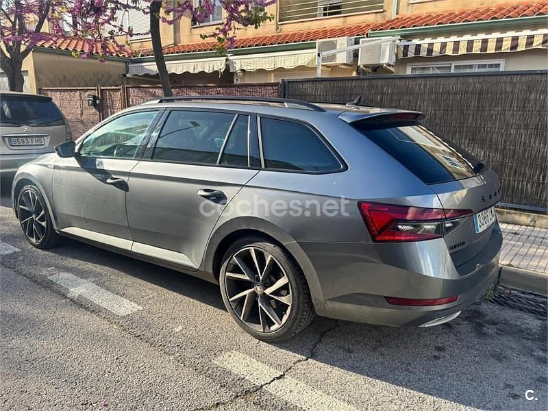 Usado Skoda Superb SportLine 150 CV (110 kW) 2022 Gris / plata Familiar