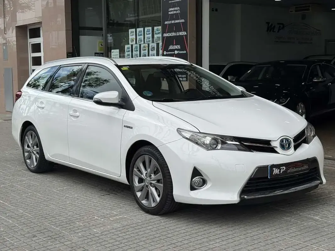 Usado Toyota Auris Touring Sports Active 136 CV (100 kW) 2014 Blanco Familiar