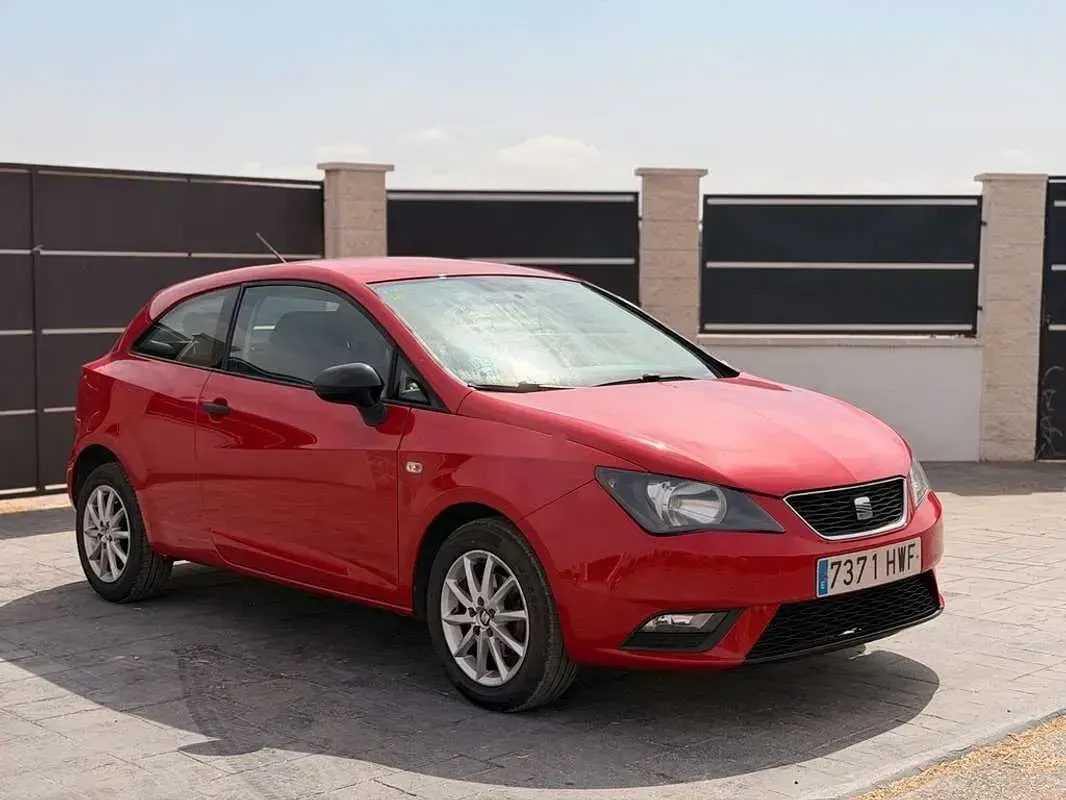 Usado Seat Ibiza I-Tech 86 CV (63 kW) 2014 Rojo Utilitario