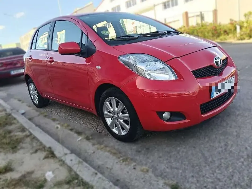 Usado Toyota Yaris Connect Style 101 CV (74 kW) 2011 Rojo Utilitario