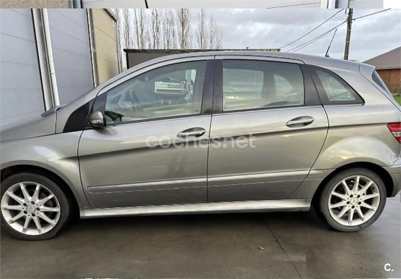 Usado Mercedes B180 109 CV (80 kW) 2008 Gris / plata Monovolumen