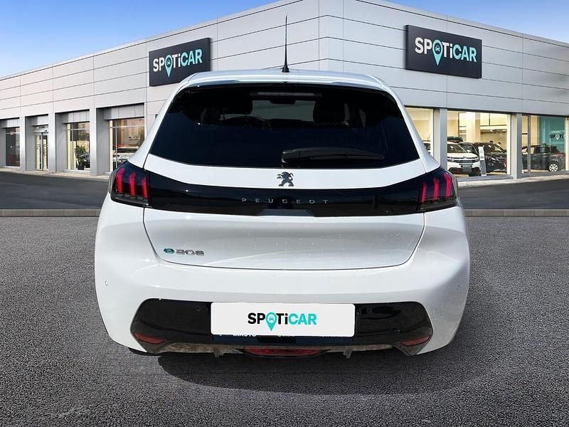 Usado Peugeot e-208 Allure 100 kW (136 CV) 2023 Blanco Utilitario