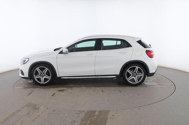 Usado Mercedes GLA180 AMG line 122 CV (89 kW) 2019 Blanco SUV