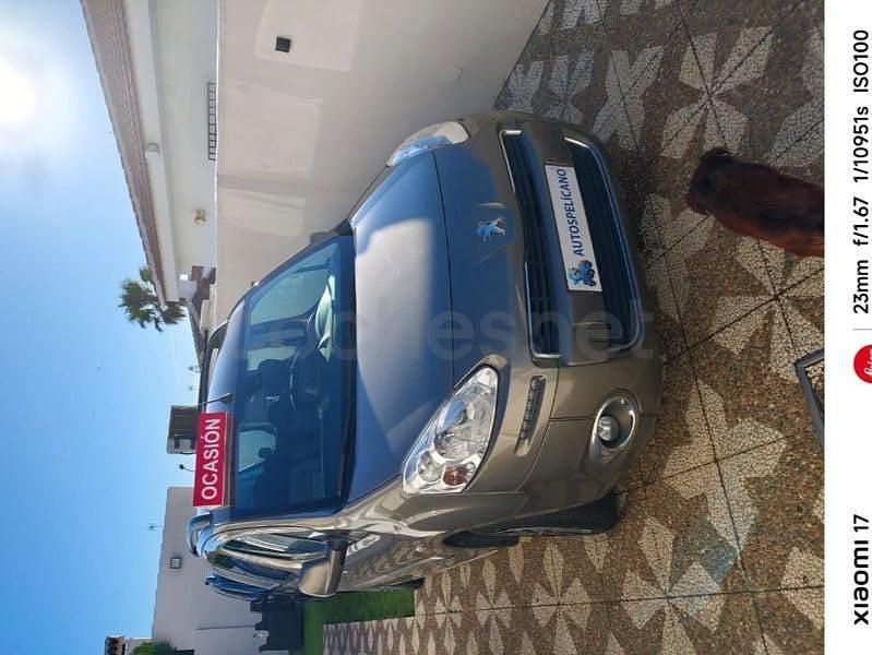 Usado Peugeot TePee Style 120 CV (88 kW) 2015 Beige Monovolumen