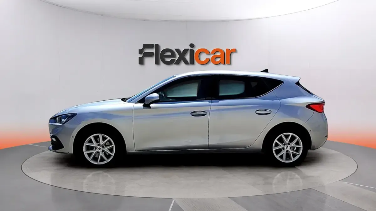 Usado Seat Leon Style 131 CV (96 kW) 2023 Gris Berlina