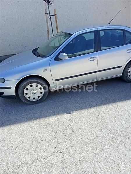 Usado Seat Toledo Stella 90 CV (66 kW) 2001 Gris / plata Berlina