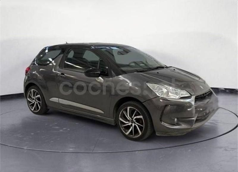 Usado DS Automobiles DS3 Be Chic 110 CV (80 kW) 2018 Gris / plata Berlina