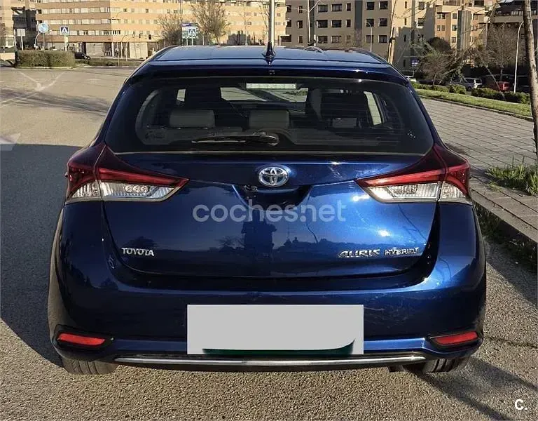 Usado Toyota Auris Hybrid Active 136 CV (100 kW) 2016 Azul Berlina