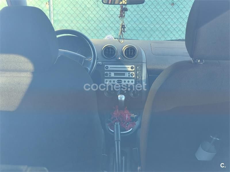 Usado Ford Fiesta 80 CV (58 kW) 2005 Rojo Coupe