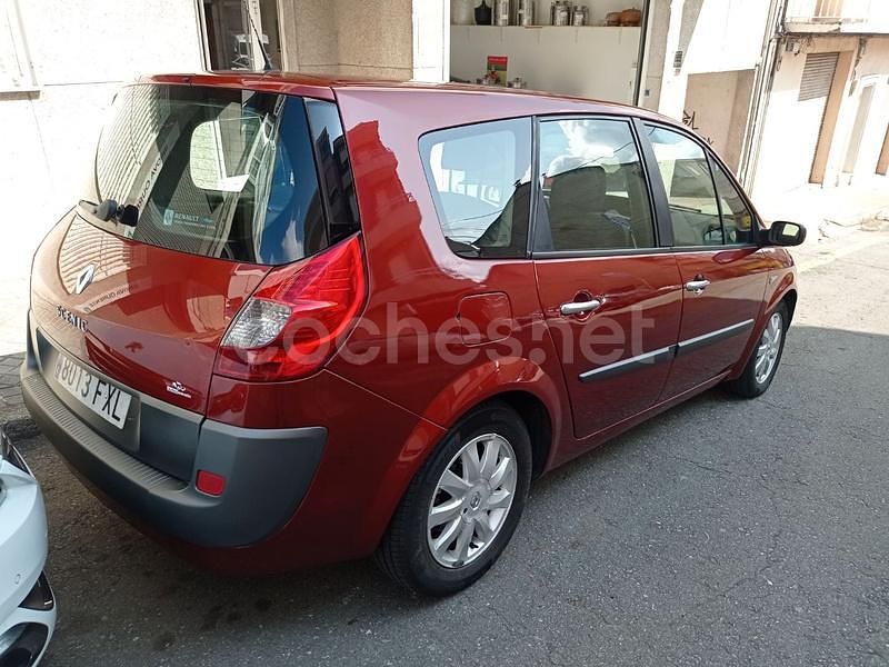 Usado Renault Grand Scénic II Dynamique 130 CV (95 kW) 2008 Granate Monovolumen