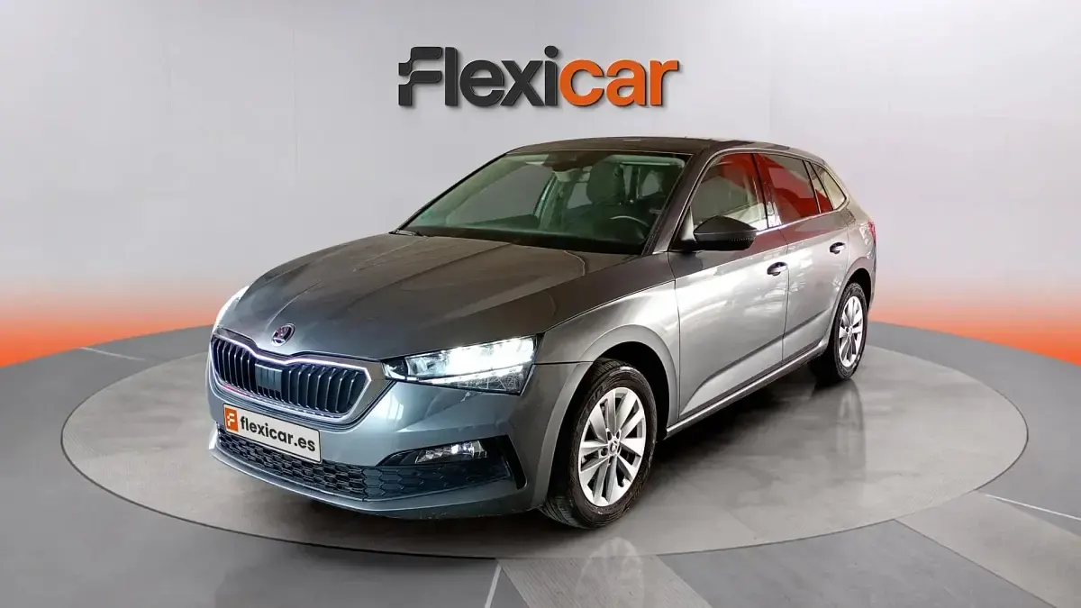 Usado Skoda Scala Selection 116 CV (85 kW) 2024 Gris Utilitario