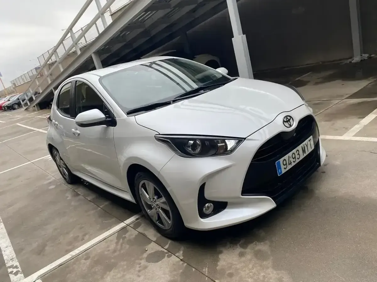 Używany Toyota Yaris Hybrid Active 116 KM (85 kW) 2025 Biały