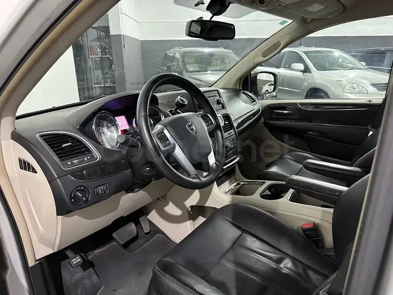 Usado Lancia Voyager Platinum 178 CV (130 kW) 2013 Gris / plata Monovolumen