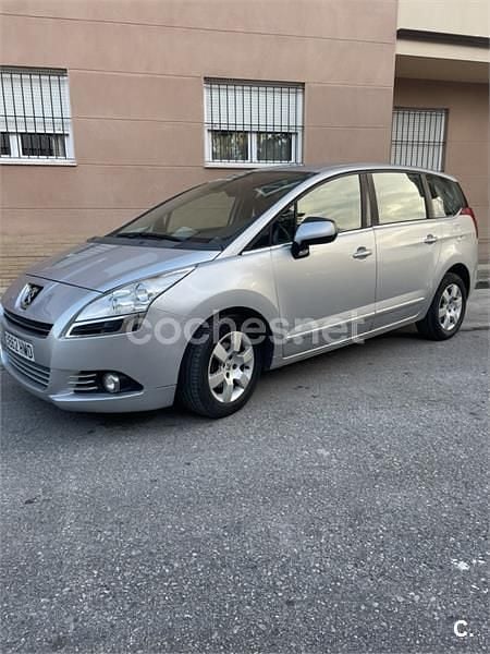 Usado Peugeot 5008 112 CV (82 kW) 2012 Gris / plata Monovolumen