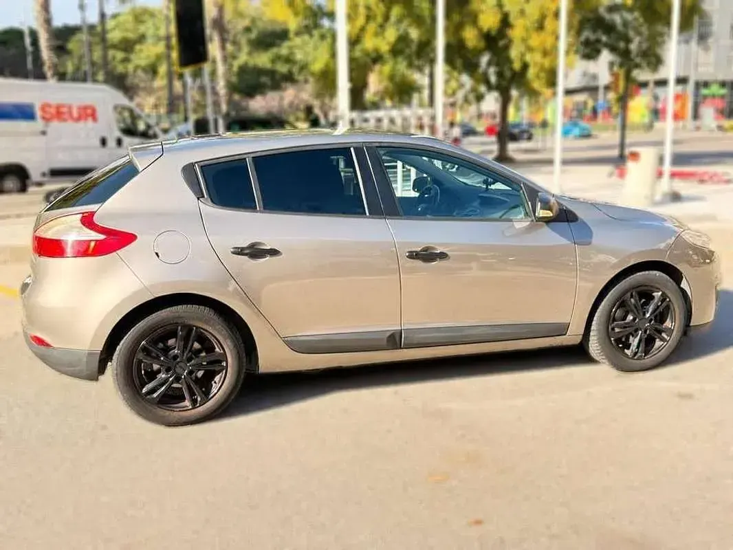 Usado Renault Mégane III Authentique 110 CV (80 kW) 2012 Beige Berlina
