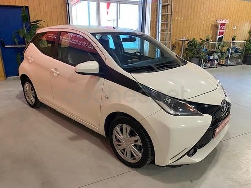 Usado Toyota Aygo X-play 69 CV (50 kW) 2016 Blanco Utilitario