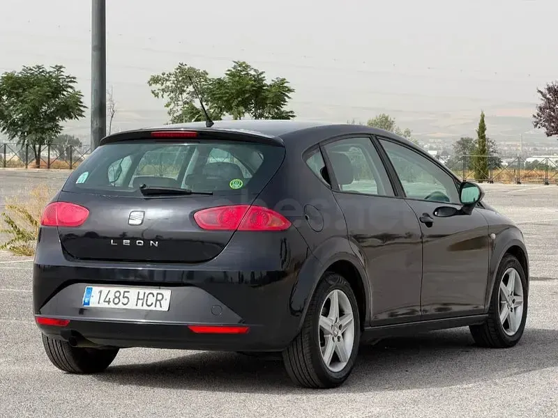 Usado Seat Leon Style 105 CV (77 kW) 2011 Negro Utilitario