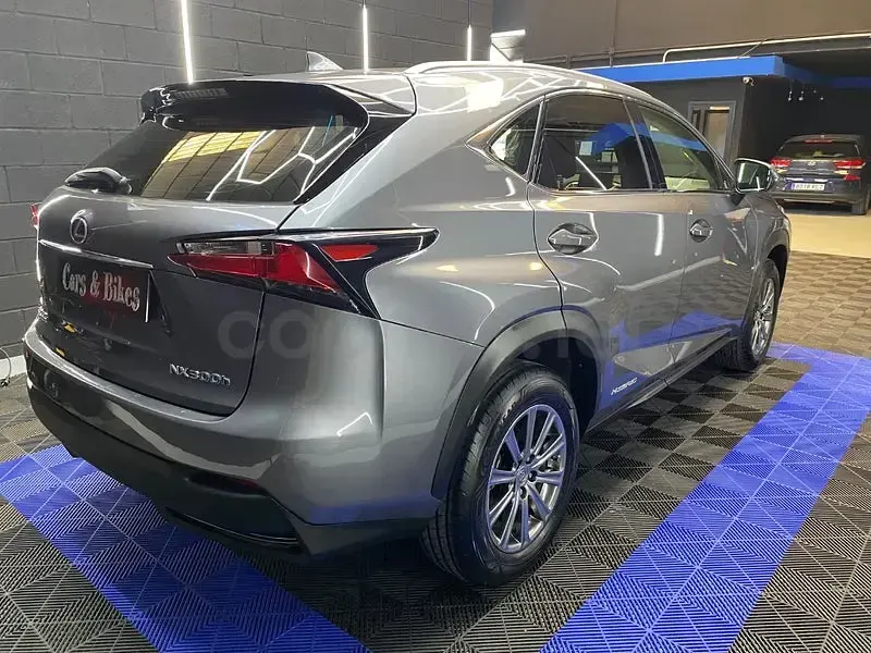 Usado Lexus NX300h 197 CV (144 kW) 2017 Gris / plata SUV